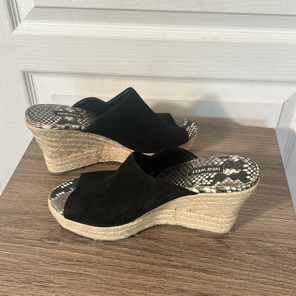 NINE WEST BLACK SUEDE WEDGES SANDALS WITH SNAKE SKIN SOLES IN SIZE 7.5 M - Picture 4 of 7